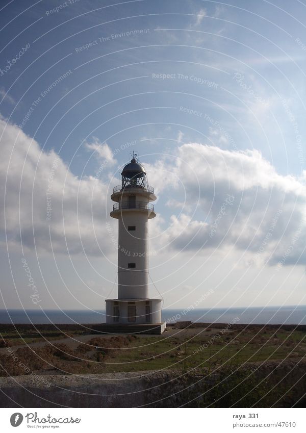 Leuchtturm am Cap de Barbaria Wolken Formentera Sommer ruhig Balearen Meer Fernweh Licht Ferien & Urlaub & Reisen Küste Strand weiß Himmel Insel blau Turm