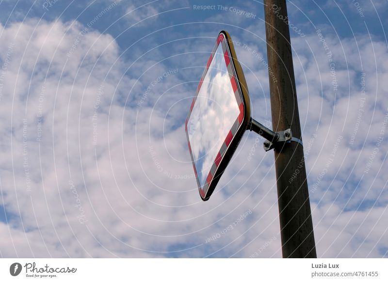 blauer Himmel, Spiegelung urban Stadt wolkig sonnig rund Blick in den Himmel rot steil Wolken Reflexion & Spiegelung Glas weiß Außenaufnahme