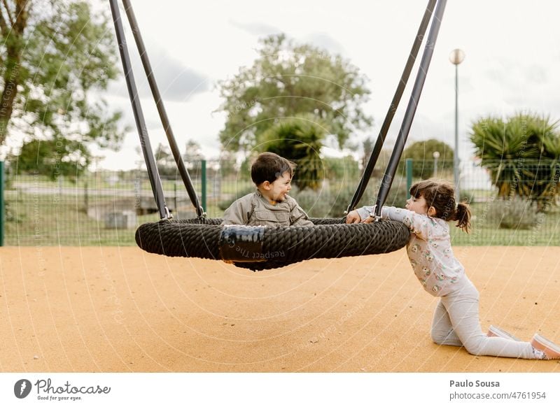 Bruder und Schwester spielen zusammen Geschwister Kind Kindheit Kaukasier Freizeit & Hobby Familie & Verwandtschaft Farbfoto Mensch Fröhlichkeit Freude Glück