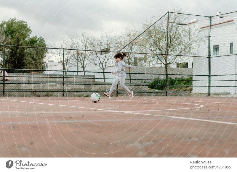 Niedliches Mädchen spielt Fußball niedlich 3-8 Jahre Kind Kindheit Fußballplatz Spielen Leben Tag Freude Mensch Farbfoto Außenaufnahme Sport Freizeit & Hobby