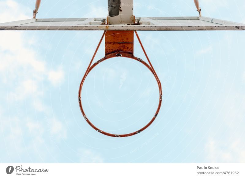 Alter rostiger Basketballkorb gegen den Himmel Korb Reifen Sport Spielen Gericht Außenaufnahme spielen Straße im Freien Spielplatz Park Silhouette Hintergrund