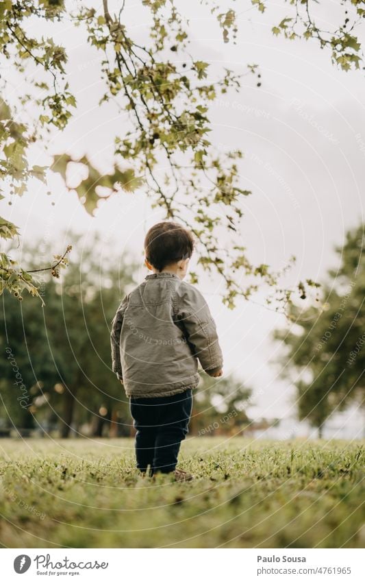 Rückansicht Kind schaut weg Wegsehen Kindheit Junge 1-3 Jahre Kaukasier Farbfoto Kleinkind Lifestyle Tag Leben Mensch authentisch Freude Freizeit & Hobby