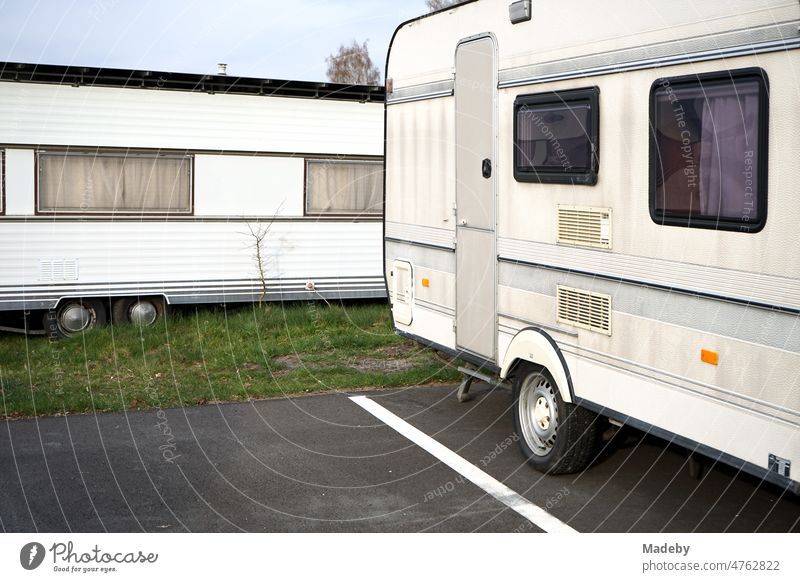 Wohnwagen in Beige und Naturfarben für Camping und Vanlife auf dem Campingplatz am Segelflugplatz in Oerlinghausen bei Bielefeld am Hermannsweg im Teutoburger Wald in Ostwestfalen-Lippe