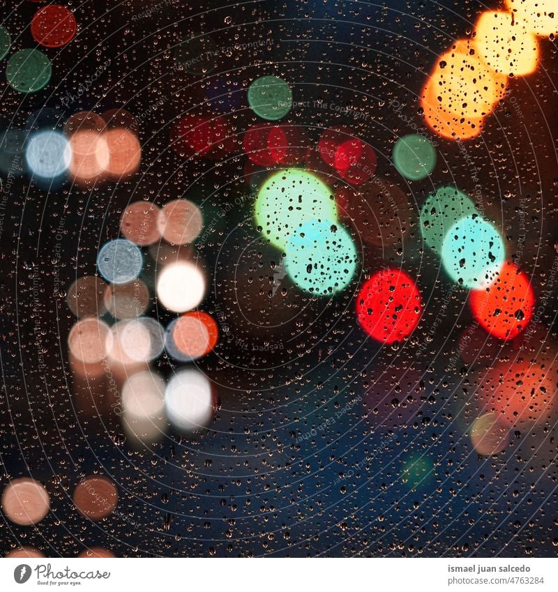 Regentropfen auf dem Fenster und Straßenlaternen im nächtlichen Hintergrund Lichter Nacht Tropfen regnerisch Glas Farben farbenfroh mehrfarbig Bokeh Kreise hell