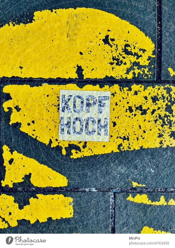 Kopf hoch Spruch Strassenmalerei Corona Außenaufnahme Straße Asphalt worte Text Druck Menschenleer Zuspruch Mitteilung Buchstaben Verständigung Schrift Hinweis