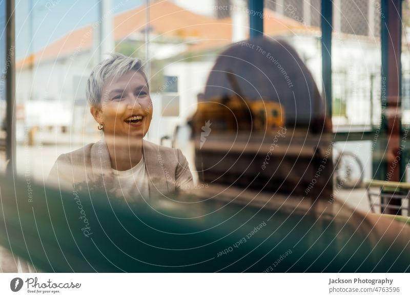 Zwei Freundinnen trinken Kaffee und genießen die Zeit Café Glück Frauen Freunde Telefon Lächeln Lachen warten Talkrunde reden Mundschutz reisen blond Portugal