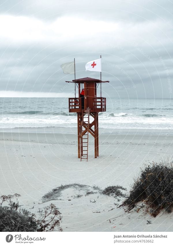 Wachturm am Strand von La Barrosa, in Chiclana de la Frontera, Provinz Cádiz, Andalusien, Spanien Strandwächter Mann Ferien la barrosa chiclana reisen Sommer