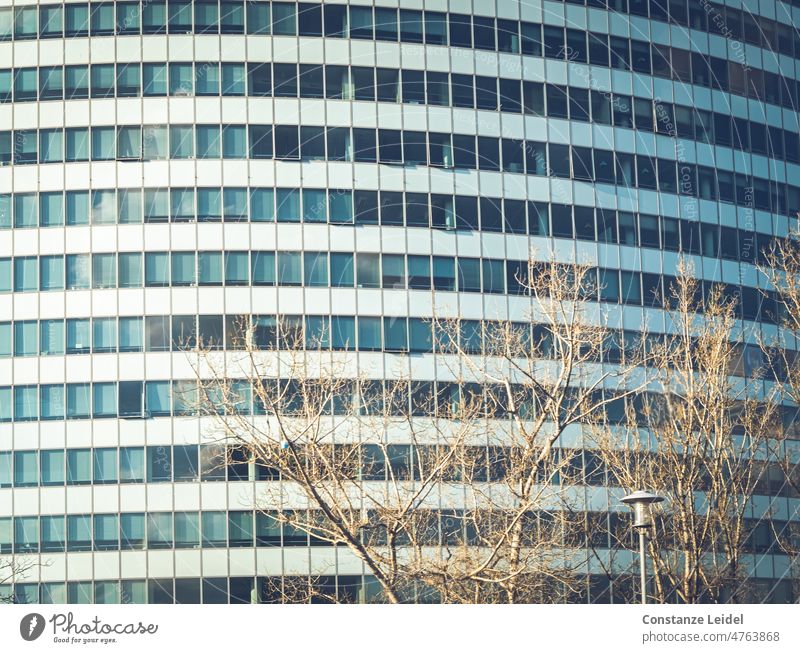 Mehrstöckiges Bürogebäude mit großer Fensterfront Büroarbeit Fensterscheibe Arbeitsplatz Arbeit & Erwerbstätigkeit Gebäude Architektur Stadt Haus Bauwerk