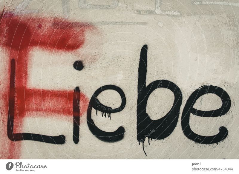 Hier steht Liebe geschrieben Graffiti Text Wort Liebeserklärung Schriftzeichen Wand Buchstaben Verliebt Mitteilung Sprache Kommunikation Street rot Typographie