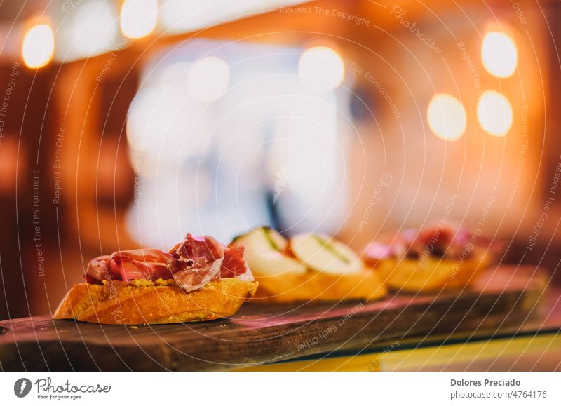 Gourmet-Häppchen mit rohem iberischem Schinken. Antipasti Amuse-Gueule Hintergrund Bar Brot Frühstück Bruschetta Catering Küche geheilt Feinkostladen lecker