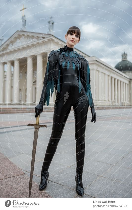 Freiheit ist das Wichtigste. Jedes Land sollte sie haben. Und während die ganze adäquate Welt an der Seite der Ukraine steht, ist es wichtig, einen laufenden Krieg nicht zu vergessen. Ein Model in einem modischen schwarzen Latex-Outfit und einem Schwert in der Hand.