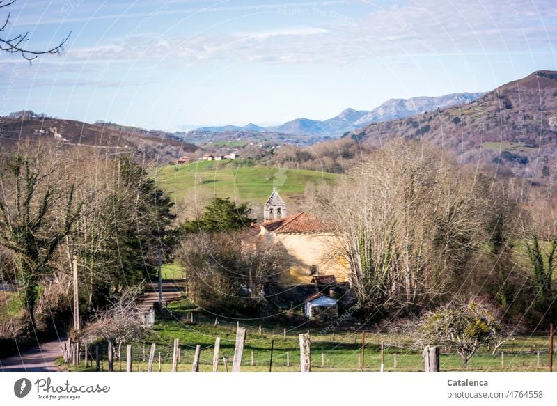 Kapelle in Nordspaniens Landschaft Blau Grün Hügel Wiesen Wald Felder ländliche idylle Bauwerk Dorf Gebäude Haus Himmel Tag Tageslicht Architektur Sträucher