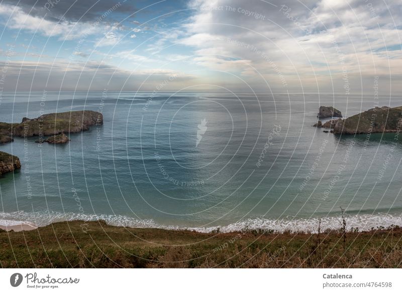 Blick aufs Meer, Licht malt Muster auf dem Wasser und am Himmel Landschaft Wellen Gischt Brandung Schaum Sand Strand Horizont Wolken Klippen ruhig Küste