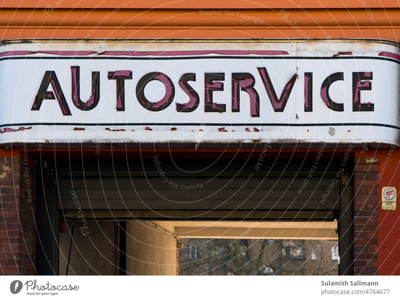 Autoservice Arbeit zeichen alt autoservice retro schild schrift Symbol Text Typografie vergangenheit verwittert altehrwürdig vintage altmodisch abgeblättert