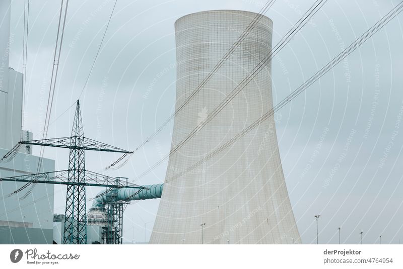 Braunkohlekraftwerk Neurath II Totale Starke Tiefenschärfe Sonnenlicht Schatten Licht Tag Textfreiraum oben Menschenleer Textfreiraum links Textfreiraum unten