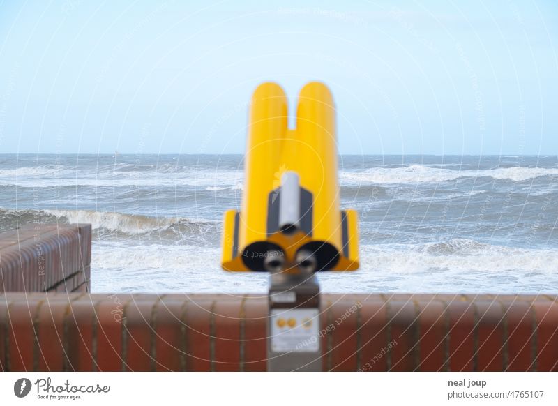 Stürmisches Meer mit gelbem Fernglas im Vordergrund Natur Küste Ausblick Horizont Perspektive Weitblick geringe Tiefenschärfe blau Sturm Wellen Nordsee Himmel