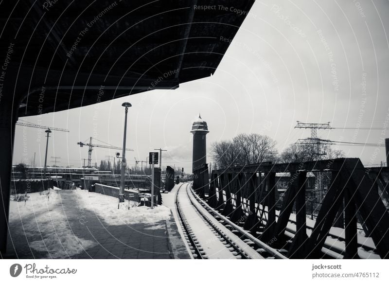 Wintertag am Wasserturm Ostkreuz Bahnhof Friedrichshain S-Bahn Berlin S-Bahnhof Berliner Fernsehturm Himmel S-Bahn Station authentisch Nostalgie Bahnsteig