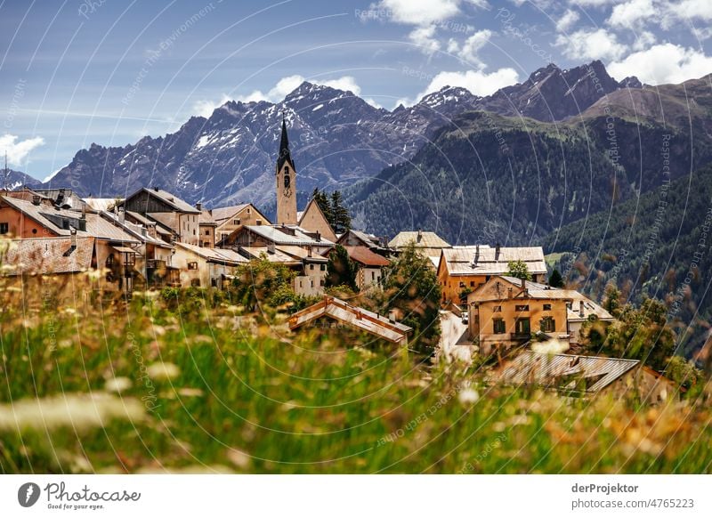 Idylisch gelegenes Dorf in der Schweiz Urlaubsstimmung tourism touristisch Bergdorf Schönes Wetter Wegekreuz Wegesrand historisch Historische Bauten Dorfstraße