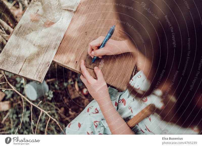 lass es mich testen Mensch Waldorfschule waldorfkindergarten mit fingern entdecken faszinierend Naturmaterial Hand Außenaufnahme Mädchen Kindheit ausprobieren