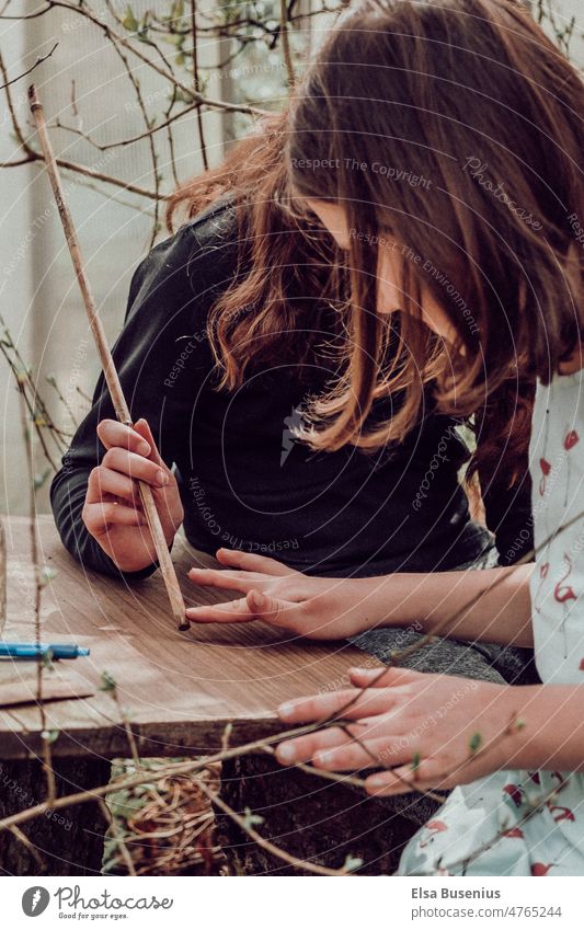 Kognitive Erfahrung testen kinder garten Kindheit Außenaufnahme Garten Sommer Farbfoto Natur Glück Sonnig spiel natur ausprobieren Mädchen Hand faszinierend