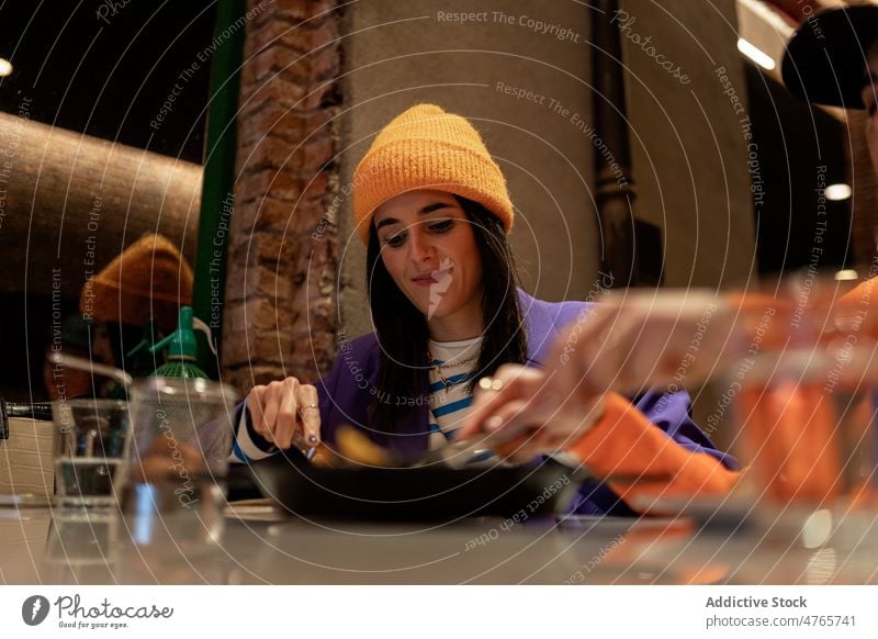 Fröhliche Frauen beim Essen im Restaurant Mittagessen Freund Speise Mahlzeit Lebensmittel Küche Appetit & Hunger Glück modern Freundschaft positiv Zusammensein