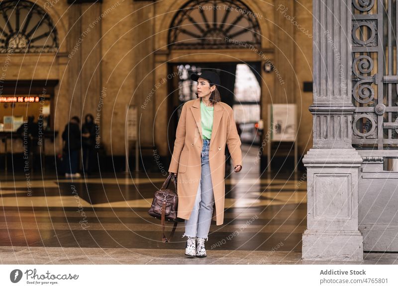 Stilvolle Frau im Bahnhof stehend Terminal Öffentlich Reisender ankommen Ausflug Abenteuer Infrastruktur Outfit trendy Vorschein feminin Verschlussdeckel