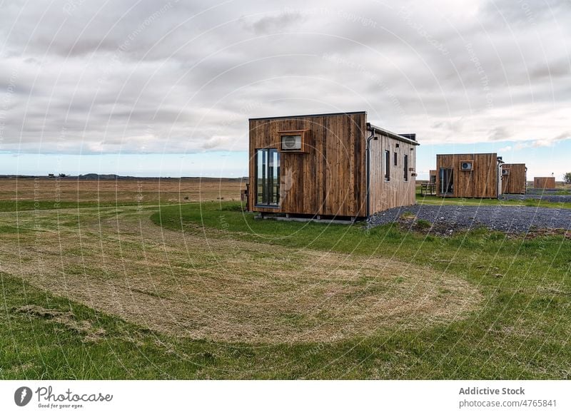 Stilvolle Gebäude auf dem Lande Haus Landschaft Feld Terrasse wohnbedingt ländlich Design Wohnsiedlung Umwelt Fenster grasbewachsen verweilen Island hvolsvollur