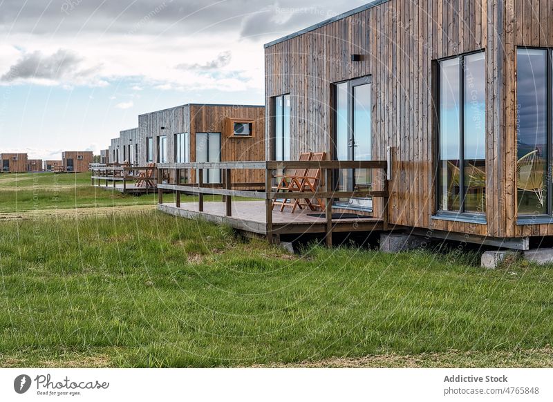 Stilvolle Gebäude auf dem Lande Haus Landschaft Feld Terrasse wohnbedingt ländlich Design Wohnsiedlung Umwelt Fenster grasbewachsen verweilen Island hvolsvollur