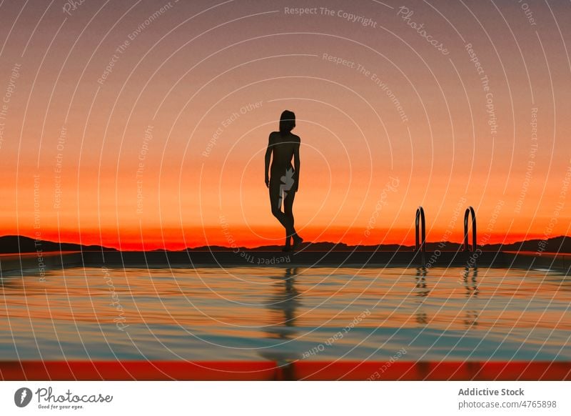 Frau Silhouette bei Sonnenuntergang Schwimmsport Pool Natur Sommer Sonnenaufgang jung Himmel Person im Freien Sonnenlicht Abend Lifestyle Wasser Freiheit