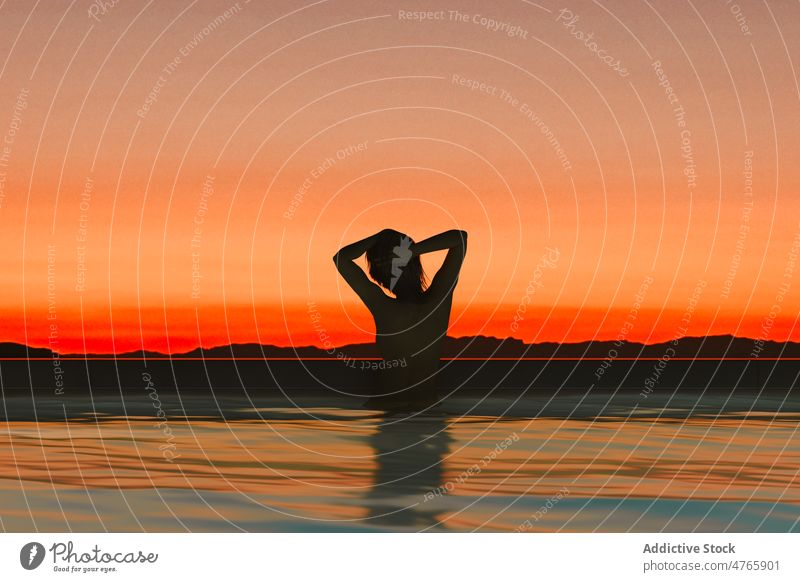 Frau Silhouette bei Sonnenuntergang Schwimmsport Pool Natur Sommer Sonnenaufgang jung Himmel Person im Freien Sonnenlicht Abend Lifestyle Wasser Freiheit