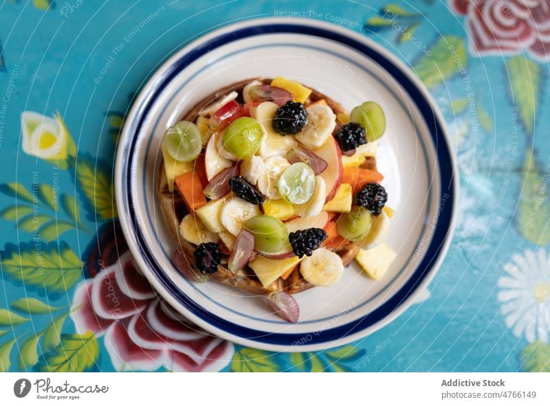 Leckere Waffeln mit frischen Früchten Dessert süß Frucht Beeren Konfekt kulinarisch Leckerbissen Gebäck dienen Kalorie lecker sortiert gebacken Lebensmittel