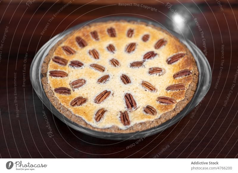 Leckere Tarte mit Pekannüssen in der Küche mexikanisches Essen Torte gebacken Gebäck Dessert süß Pekannuss Nut Konditorei Gastronomie kulinarisch geschmackvoll