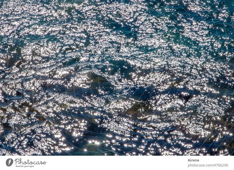 Strudel Wasser Wellen blau leuchten geheimnisvoll weiß glitzern Bewegung Wasseroberfläche Urelemente bunt dunkel Lichtpunkte Wellenspiel Gischt schäumen