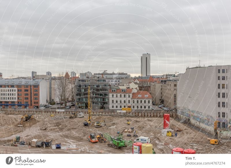 Blick auf eine Baustelle in Berlin Mitte Architektur Stadt Berlin-Mitte Menschenleer Hauptstadt Himmel Kran Stadtzentrum Großstadt Deutschland Außenaufnahme