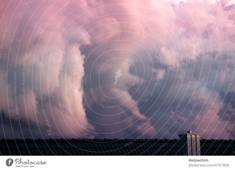 Dichte  und dicke Wolken über dem Dach. Wolken Stimmung Sonnenuntergang Himmel Licht Natur Außenaufnahme Menschenleer Horizont Umwelt Silhouette Schornstein