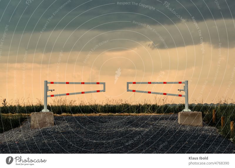 Schranke vor einem dramatischem Himmel Hersel Landschaften Magisch magisch Natur schön geheimnisvoll herbstlich natürlich ruhig Parkplatz Menschenleer Wolken