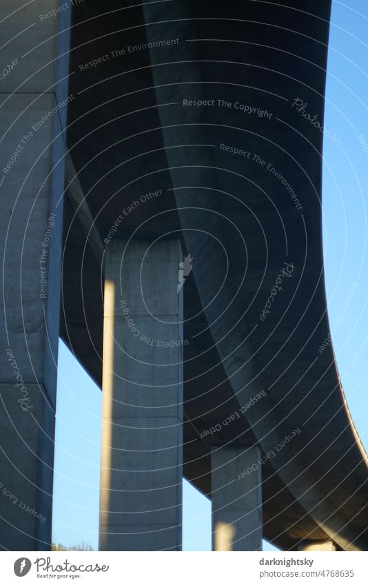 Brücke, elegante Konstruktion aus Säulen und Fahrbahn in einer Kurve aus Beton und blauem Himmel Stahlbeton Architektur Bauwerk Außenaufnahme Menschenleer