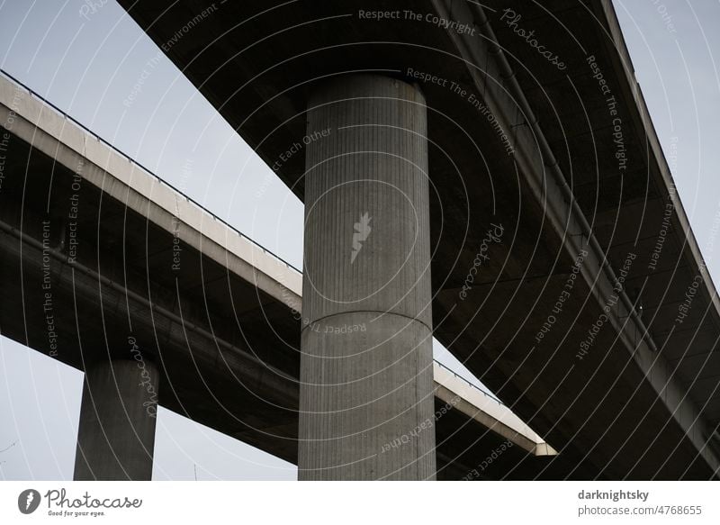 Brücke, elegante Konstruktion aus Säulen und Fahrbahn in einer Kurve aus Beton und blauem Himmel Stahlbeton Architektur Bauwerk Außenaufnahme Menschenleer