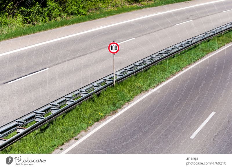 100 km/h Verkehr Geschwindigkeitsbegrenzung Straße Verkehrsschild Schilder & Markierungen Verkehrswege Straßenverkehr Autofahren Tempolimit Linie Umwelt Bußgeld