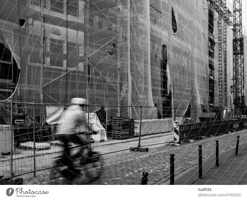 schneller Radfahrer vor einer Baustelle in der Stadt Radfahren mit Helm rad fahren fahrad Innenstadt Radweg Bewegungsunschärfe Fahrradfahren Wege & Pfade