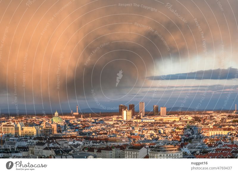 Gewitterwolke über der Stadt Wolken Skyline Himmel Wien Gewitterwolken Unwetter Unwetterwarnung unwetterfront Häuser Hochhäuser Großstadt großstadtdschungel