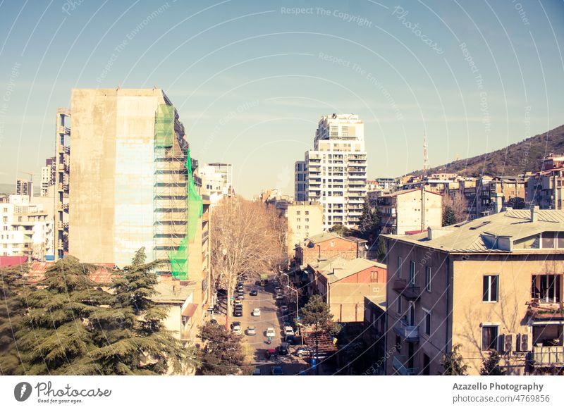 Luftaufnahme des Bezirks Vake, Tiflis, Georgien. tiflis vake abashidze Straße Zentrum Revier Antenne Ansicht Dröhnen Fotografie Berge u. Gebirge Landschaft