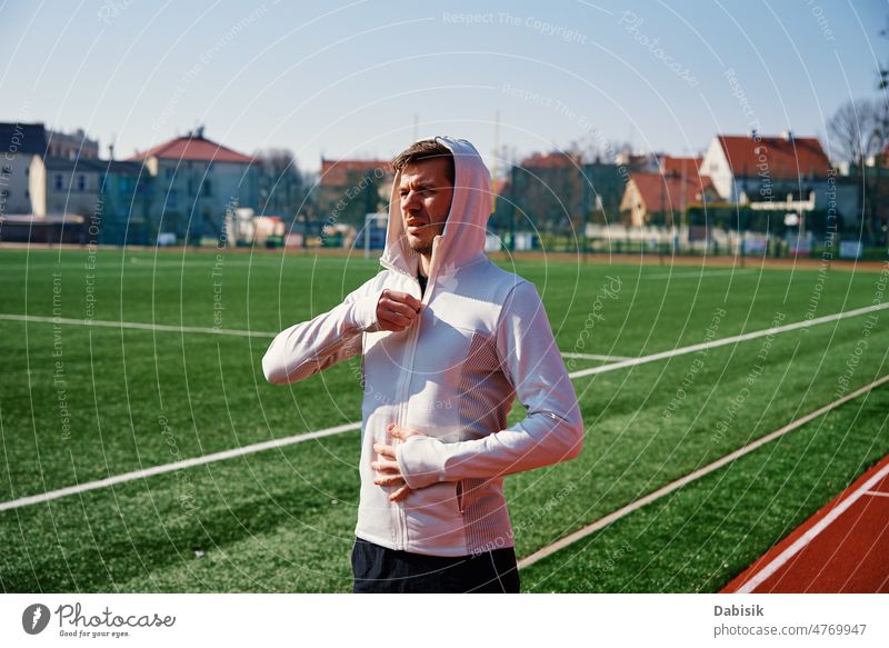 Porträt eines Mannes, der sich auf die Fitness im Stadion vorbereitet Sport laufen Lifestyle Übung Gesundheit Joggen Morgen gutaussehend Training 30s aktiv