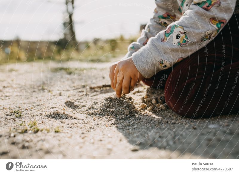 Close up Kind Hand spielen mit Sand Nahaufnahme Spielen Kindheit Farbfoto Kleinkind Mensch Außenaufnahme Kinderhand Natur Junge Finger Detailaufnahme