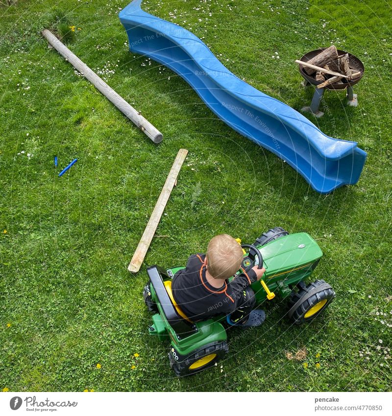 werkstatt | achtung, hier wird geschafft! Holz Traktor Arbeit Junge Kind HolzHolzpfähle Rutsche Werkstatt draußen Wiese Garten fahren Arbeit & Erwerbstätigkeit