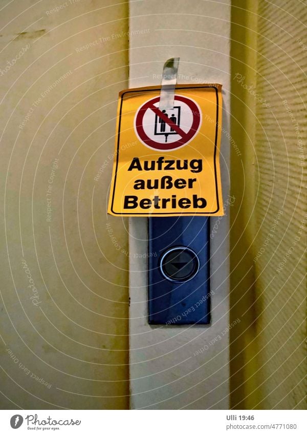 Aufzug außer Betrieb! Fahrstuhl defekt kaputt reparaturbedürftig Menschenleer Detailaufnahme Nahaufnahme Farbfoto Schilder & Markierungen Sicherheit