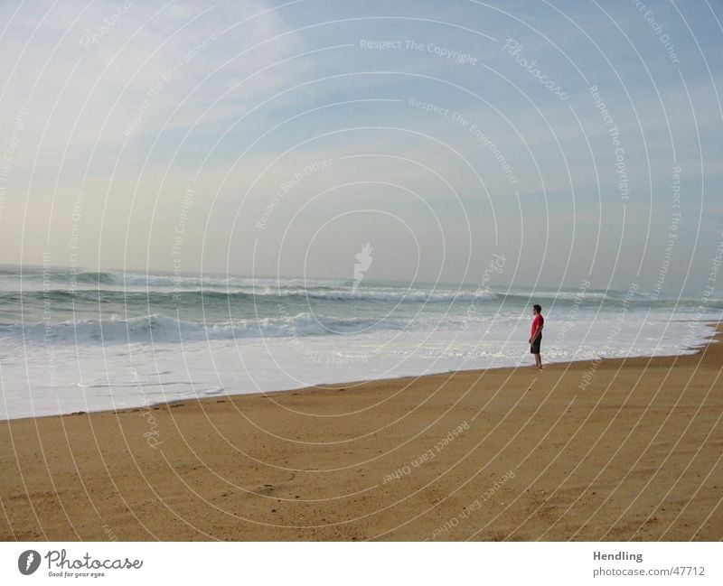 Alleine mit dem Meer Strand große wellen mensch alleine vor dem wasser wucht der wellen hossegor- frankreich