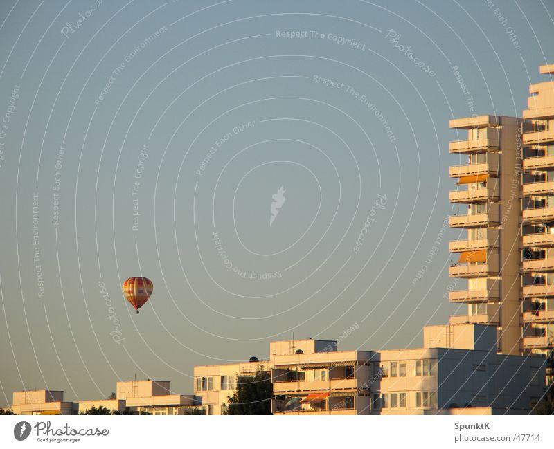 ballon Ballone Haus Hochhaus Wohnhochhaus Balkon weiß Abendsonne Köln Plattenbau Himmel Schönes Wetter orange