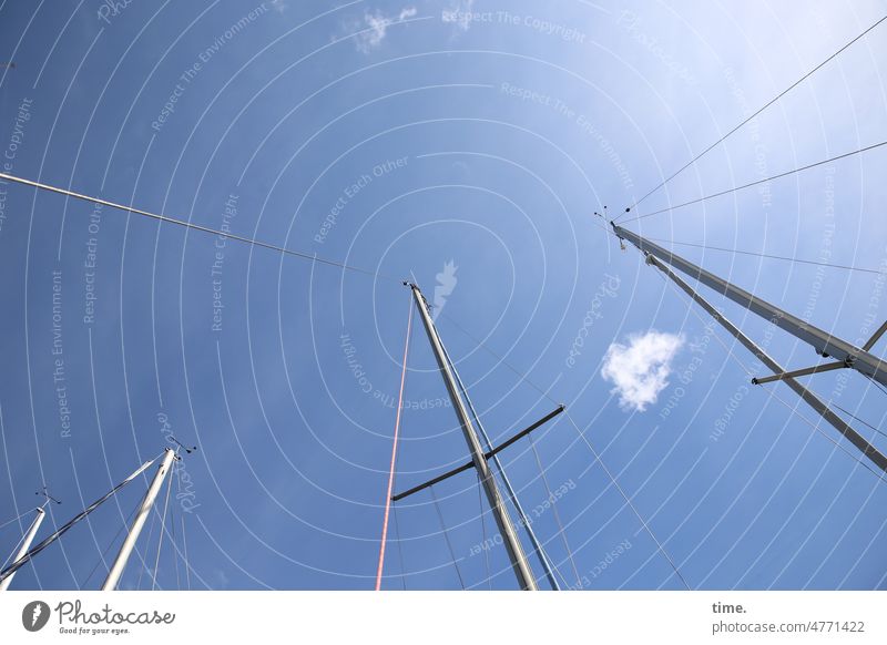 Segelmasten vor besonnten Himmel mit Wölkchen in Schräglage segeln segelboot wolke seil himmel hängen parallel struktur maritim wolken segelmast