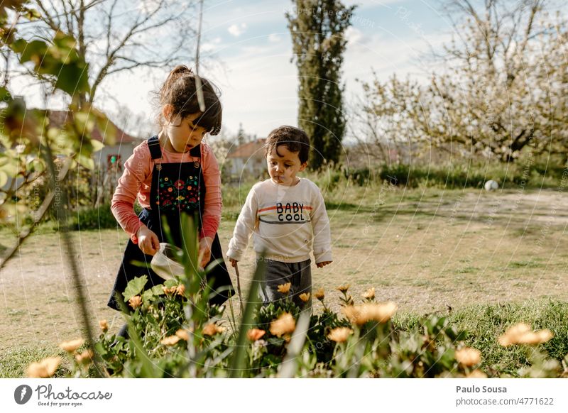 Bruder und Schwester spielen mit Wasser Zusammensein Geschwister Familie & Verwandtschaft Kind Kindheit Kinderspiel Freizeit & Hobby Kaukasier Mensch Farbfoto